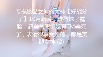 漂亮妹子貌似喝多了回家和狗狗边玩边脱衣服